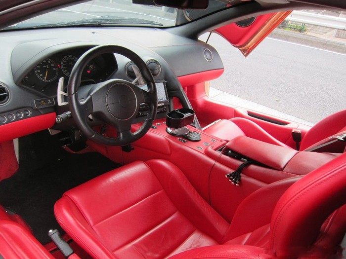 Nội thất của xe hoàn toàn là màu đỏ, có chút thay đổi so với bản gốc.